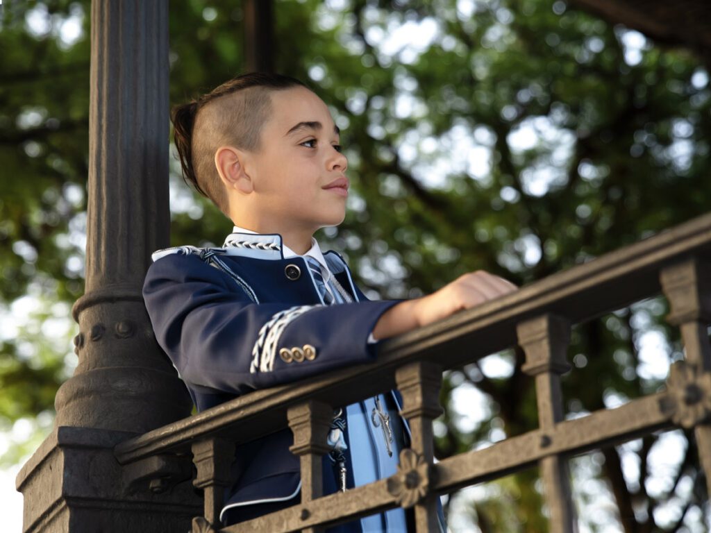 Fotografía de niño vestido Primera Comunión.